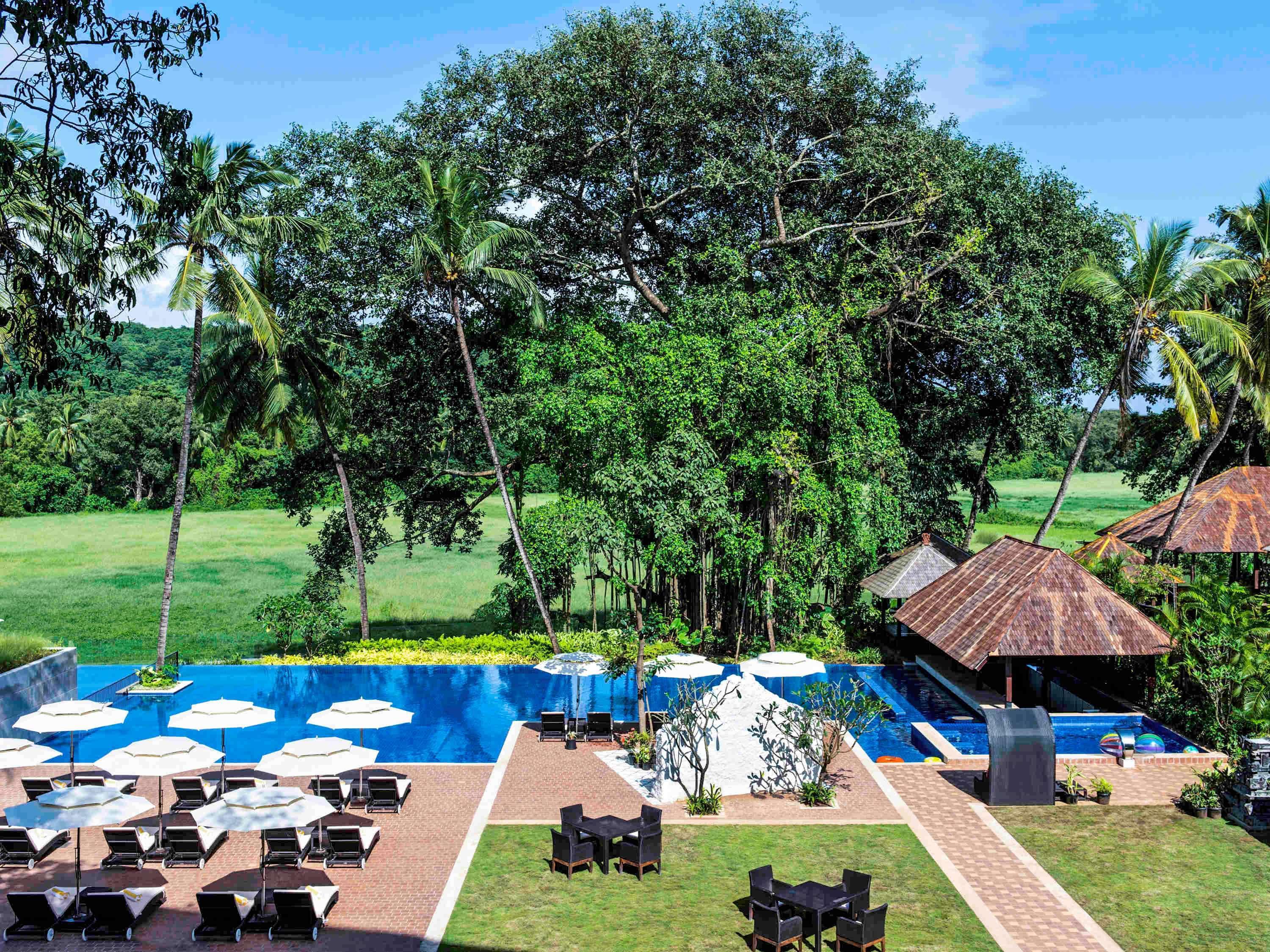 Novotel Goa Resort & Spa Candolim Exterior foto The pool at the Royal Golf and Country Club