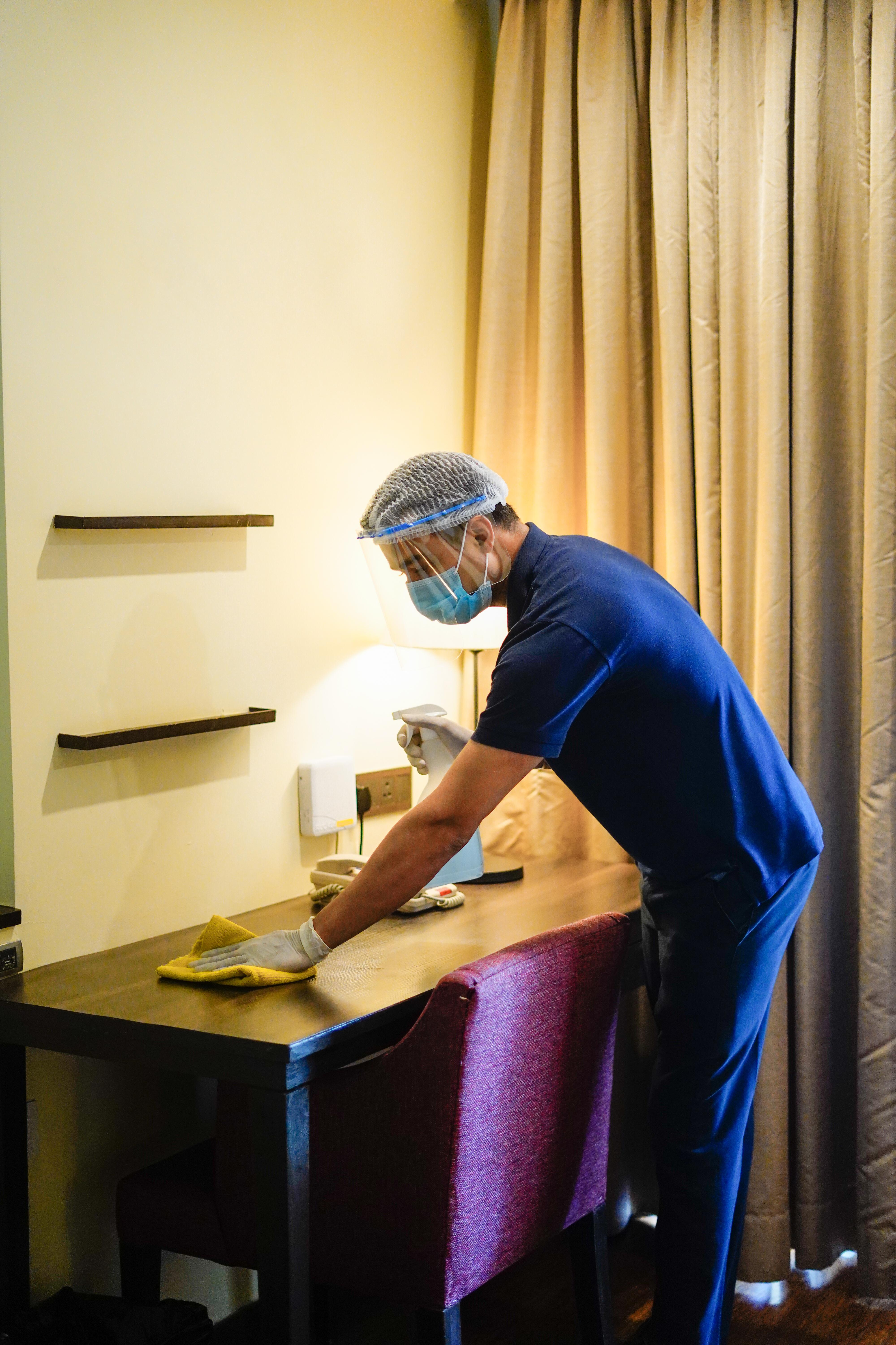 Novotel Goa Resort & Spa Candolim Exterior foto A hotel housekeeper wearing a face shield and gloves